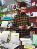 Iván Navarro dedica su libro «Necesaria subjetividad» en la Feria